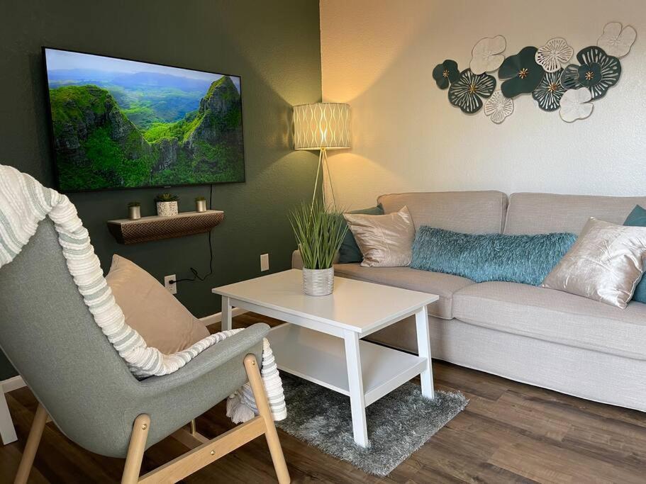 Contemporary 2-Bedroom Rental Unit Игъл Пас Екстериор снимка