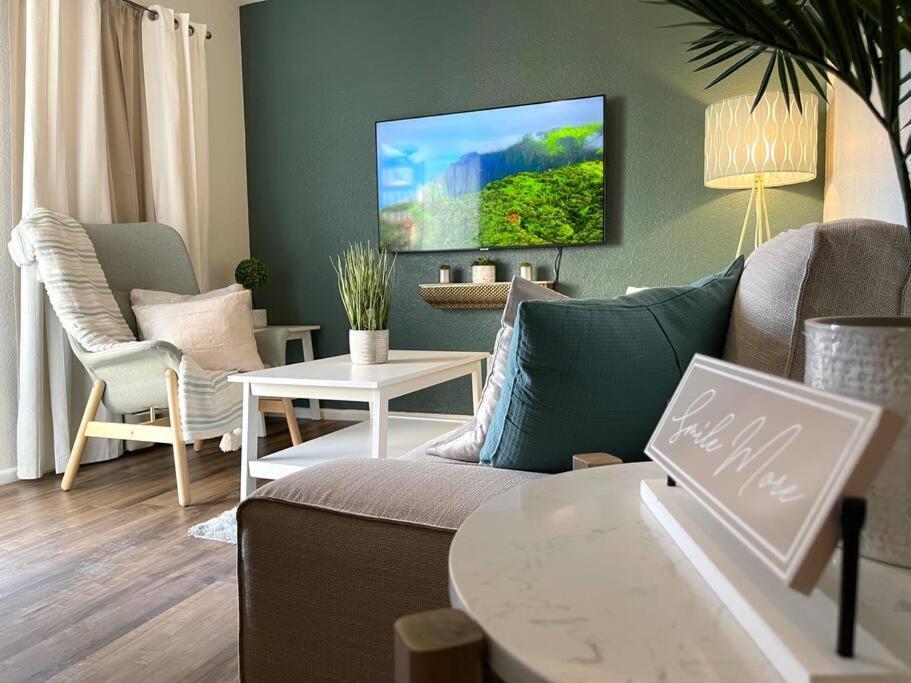 Contemporary 2-Bedroom Rental Unit Игъл Пас Екстериор снимка